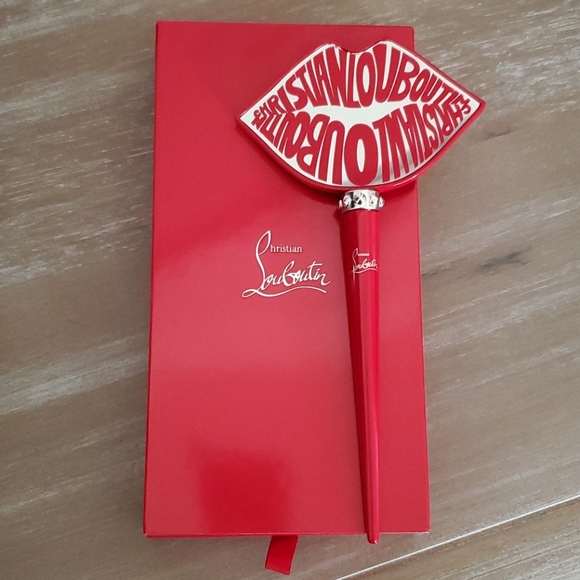 New in box CHRISTIAN LOUBOUTIN hand held mirror 💋 Beautiful gift ❤